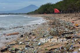 Pantai ini dulu indah dan bersih. Pantai Kuta Lengang Dan Kotor Jelang Pergantian Tahun Republika Online