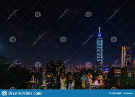It dominates the taipei skyline. Die Duskische Landschaft Stadtbild Taipei 101 Observatory Turm Und Andere Gebaude Taiwan Redaktionelles Foto Bild Von Redaktionell Nacht 169186001