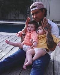 Vieste até aqui agora tens de aceitar! mais sobre. Debora Monteiro Partilha Terna Foto Do Marido E Das Gemeas No Dia Do Pai