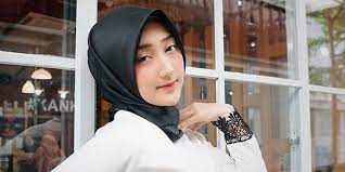 Dikutip dari tribunstyle, alfath fathier diketahui musisi maia estianty pun tergerak hati untuk membantu biayai ratu rizky nabila melakukan tes dna. Cantik Kenakan Hijab Ini 6 Potret Terbaru Ratu Rizky Nabila Yang Makin Memesona Merdeka Com