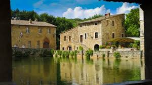 A flower in the stone. A Bagno Vignoni La Stagione Delle Terme Parte Fra Benessere Natura Storia E Buona Cucina La Repubblica