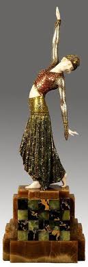 Montatura in platino con diamanti, smeraldi e zaffiri. 580 Art Deco Figurines Ideas Art Deco Deco Art