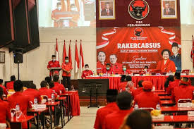 #pilkadasurabaya cawalkot surabaya nomor urut 1 eri cahyadi telah menggunakan hak pilihnya di tps 25 surabaya pada pukul 07.40 wib di dampingi istrinya. Pilkada Surabaya 2020 Pdi P Targetkan Eri Armuji Raih 70 Persen Suara