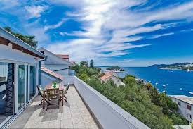 Called the 'croatian madeira' because of its 2724 hours of sunshine every year, the island of hvar hvar is also the island to sample some superior croatian wines with a handful of iconic and. Leiligheter Relaxing Beach Holiday House Hvar Hvar Leiligheter Kroatia