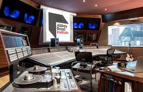 Le studio d'enregistrement sonore (le studio), doté d'équipement à la fine pointe de la technologie, appuie la réalisation de projets d'enregistrement sonore de qualité professionnelle à l'usb, grâce à une équipe de techniciens et de producteurs expérimentés. Abbey Road Institute Paris Formation Son Et Production Musicale