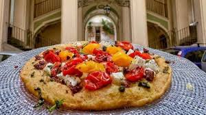 Ecco gli ingredienti e la ricetta per fare la vera pizza fritta napoletana con l'originale ripieno di ricotta e cicoli. Pizza Si Ma Fritta Guida Alle Migliori Di Napoli La Repubblica