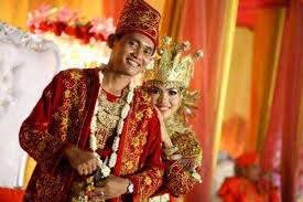 Ok.hari ini saya akan menerangkan serba sedikit tentang pakaian tradisional melayu.kebiasaanya pakaian tradisional kaum melayu bagi perempuan adalah baju kurung dan bagi lelaki adalah baju melayu.ini adalah beberapa contoh bagi baju tradisional melayu. 34 Gambar Pakaian Adat Indonesia Dan Penjelasannya Broonet