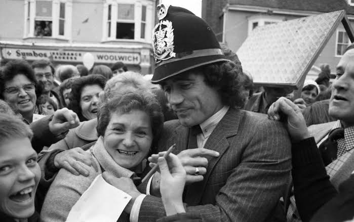 Football legend Kevin Keegan comes to city to meet fans in book signing |  Daily Echo