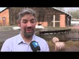 Du t shirt mann mit grill sucht frau mit kohle solltest um die 50 sein und mit beiden beinen im leben stehen. Bauer Sucht Frau Schweinebauer Uwe Eroffnet Cafe Youtube
