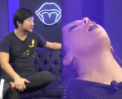 Olha ali * pyong gargalhando * * richard envergonhado * segura a minha mão está sentindo? Em Video Pyong Lee Do Bbb20 Faz Youtuber Ter Orgasmo Com Hipnose