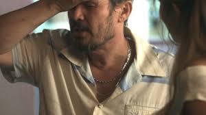 Foto: Na novela 'Pega Pega', Aníbal (Edmilson Barros), padrasto de Sandra  Helena (Nanda Costa), confessará que foi o verdadeiro assassino de Mirella  (Marina Rigueira) no capítulo que vai ao ar na quarta-feira,