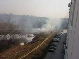 В новосибирске из горящего трехэтажного дома вытащили двух человек в тяжелом состоянии. V Novosibirske Ogon Podbiraetsya K Mnogoetazhkam Na Mzhk I Plyushihinskom Mk Novosibirsk