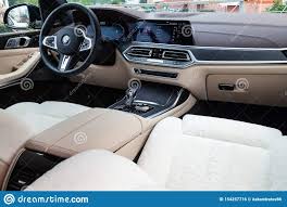 5,15 meter schlagen bei der länge. Ansicht Zum Weissen Und Braunen Innenraum Von Bmw X7 M Performance Mit Armaturenbrett Mittelsystem Anzeige Vordere Sitze Steue Redaktionelles Foto Bild Von Modern Sortiert 154257716