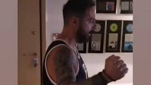 Δεν θα λέγαμε ότι μας ταξίδεψαν στο παρελθόν, αφού το σπάω τα ρολόγια είναι ένα από τα πιο trending τραγούδια αυτή τη στιγμή. Triantafyllos Xamos Sto Spiti Toy Me Aprosmenoys Episkeptes Zappit
