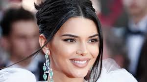 Überzeug dich selbst & bestelle jetzt das beliebte magic finish makeup mit 4 von 5 sternen The Highlighter Trick That Kendall Jenner S Makeup Artist Swears By