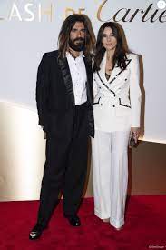 Invitée à découvrir la dernière collection dessinée par karl lagerfeld avant de mourir, elle a pris place au premier rang accompagnée par son nouveau compagnon. Monica Bellucci Et Nicolas Lefebvre Couple Sublime A Paris Pour Cartier Bienvenue Au Pays Des Mille Et Une Nuit
