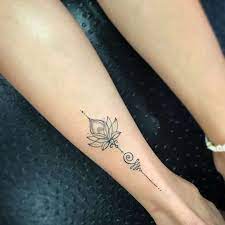 Cette jolie fleur tire ses racines des marécages boueux et s'épanouit à la surface de l'eau. 1001 Idees De Tatouage Fleur De Lotus Et Son Symbolisme