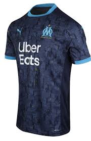 On remarque 5 bandes bleues aux manches. Tous Les Maillots De Foot De L Olympique De Marseille 2021 2022