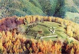 Orașul datează din 1915, când un tată și un fiu erau aici, erau în căutarea aurului. Misterele Muntilor Bucegi Tunelurile Subterane De Sub MunÅ£i Stiri Recomandate