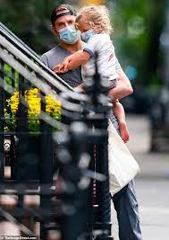Netflix acquires bradley cooper's leonard bernstein film. Bradley Cooper Halt Seine Tochter Lea Drei Sicher In Seine Muskulosen Arme Aktuelle Boulevard Nachrichten Und Fotogalerien Zu Stars Sternchen