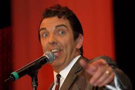 Sänger Timothy Sell als Dean Martin wird von Sängerin Keeley-Jane Jackson  und Rebecca Ostman