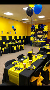 The fabric cake with the felt batman topper the batman. Perfecto Juego De Colores Usando Las Paredes Como Parte Del Decorado Y Las Servilletas Son Batman Party Decorations Batman Themed Birthday Party Batman Party