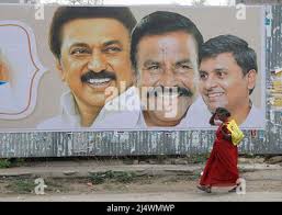 Local woman walking past a wall with a slogan promoting a clean India,  Aurangabad, Maharashtra, India Stock Photo