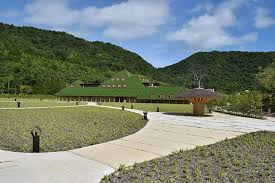 滋賀県の田園を賑わせている 草屋根 の店とは ラ コリーナ近江八幡 藤森 照信 ランドスケープアーキテクト 滋賀