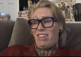 Jessi is live. Someone just asked her if the divorce is final and she said  it should be soon. She's just “waiting