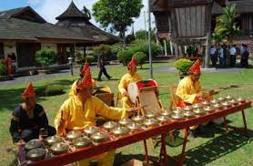 Cara memainkan talang anau kurang lebih sama dengan talempong, dan suara yang dihasilkannya hampir menyerupai. Talempong Alat Musik Tradisional Khas Minangkabau