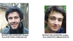 Arthur, thomas, anne et benoît dupont de ligonnès ont été assassiné en 2011 par leur père xavier, aujourd'hui l'un des hommes les plus recherchés de l'affaire dupont de ligonnès est l'un des plus grands mystères judiciaires de ces dernières années. Nantes Cinq Morts Retrouves Le Pere Activement Recherche