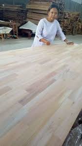 For the spatial impression, the size of the flooring boards as well as the finish to the edges of the boards and the surface texture play a major role. 28 Ide Solid Laminated Board Papan Kayu