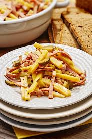 klassischer wurst kase salat rezept wurst kase salat kase salat wurstchen