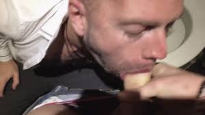 ナイトクラブのトイレでのフェラ