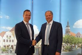 Als solche orientieren wir uns an klar. Vr Bank Lausitz Eg Verstarkung Im Team Firmenkunden In Cottbus Bereichsleiter Michael Lenk Rechts Hiess Am Heutigen Tag Thomas Bohmer Herzlich Willkommen Wir Freuen Uns Auf Eine Tolle Zusammenarbeit Me Facebook