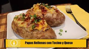 Pechuga de pato, salsa de manzana, espinacas y papas, servidas en plato rosado. Papas Rellenas Con Tocino Y Queso Papa Al Horno Youtube