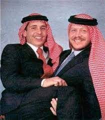 حمزة بن الحسين (ولد في 29 مارس 1980) ابن الملك حسين بن طلال الأكبر من زوجته الرابعة ليزا حلبي التي أصبحت فيما بعد الملكة نور. Ø¨Ø¹Ø¯ 5 Ø´Ù‚ÙŠÙ‚Ø§Øª Ø§Ù„Ø£Ù…ÙŠØ± Ø§Ù„Ø£Ø±Ø¯Ù†ÙŠ Ø­Ù…Ø²Ø© ÙŠ Ø±Ø²Ù‚ Ø¨Ù…ÙˆÙ„ÙˆØ¯Ù‡ Ø§Ù„Ø³Ø§Ø¯Ø³ Ø§Ù„Ø¨ÙˆØ§Ø¨Ø©