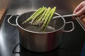 Lavarli e metterli nel cestello vapore. Asparagi Lessi Trucchi E Consigli Per Prepararli Al Meglio