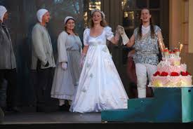 Und dann hat er noch diesen ganz speziellen schnitt bei der kapuze und den schmalen teil am hals. Drei Haselnusse Fur Aschenbrodel United Musicals