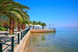 Στην παραλία της καρύστου, το galaxy hotel έχει θέα στο παλιό λιμάνι. Agioi Apostoloi
