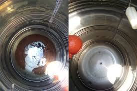 Hình ảnh bên trong bồn nước bị bám rong rêu và cặn bẩn lâu ngày không vệ sinh