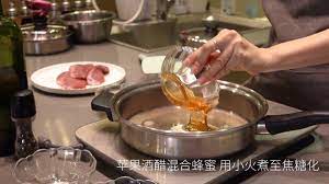 传统上 法国人喜欢用香橙酱配鸭胸肉 这里我们选择用的是苹果 saute pan pan