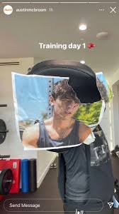 Bryce hall and austin mcbroom came to blows yet again and had to be pulled apart by police after members of their entourage were seen throwing punches and. Def Noodles Ø¹Ù„Ù‰ ØªÙˆÙŠØªØ± Very Important Update Austin Mcbroom Punching A Picture Of Bryce Hall To Train For Their Upcoming Boxing Match