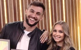 Em uma live com o jornalista jorge luiz brasil, arthur chocou os seguidores ao falar do seu futuro com a atriz. Carla Diaz Revela Se Esta Namorando Arthur Apos Rumores De Encontros As Escondidas Jovem Pan