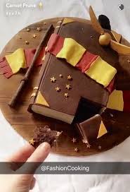 Gateau Harry Potter Super Realiste Grimoire Vif D Or Choixpeau Baguette Et Echarpe Gryffondor Tout Y Est By Anne Sophie Fashioncooking Recette Gateau Harry Potter Nourriture De Harry Potter Recette Harry