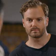 Acteur Jim Bakkum krijgt soms schuldgevoel van vaderschap: 'Een soort dolk  in je hart'