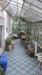 Serre De Jardin A L Ancienne Adossee Faisant Office De Jardin D Hiver Et Piece De Repos Les Verres De Couleur Ra Jardin D Hiver Serre Jardin Jardin Interieur