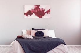 Preise vergleichen und bequem online bestellen! Abstrakte Amateure Und Pastellrosa Gemalde Uber Einem Kingsize Bett Mit Rosa Und Schwarzen Betten Stockfoto Bild Von Daunendecke Grau 169666830