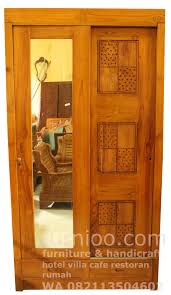 Model lemari pakaian kayu jati sangatlah bermacam macam dan sangatlah banyak sekali, dari model lemari pakaian minimalis hingga mewah, mewahpun tidak tentu banyak ukirannya loh, bisa di sebut mewah seperti lemari pakaian dengan pintu besar dan mempunyai kaca untuk bisa di gunakan sebagai tempat berkaca atau bisa juga tampilan mewah ini justru tercipta dari desainnya yang sederhana namun tetap. Lemari Pakaian 2 Pintu Ukir Modern Minimalis Tetes Embun Lingkar Kayu Pintu Geser 210x105x55cm Furniture Jati Indonesia