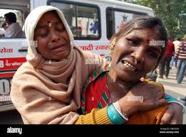 Bildnummer: 59207545 Datum: 11.02.2013 Copyright: imago/Xinhua (130212) --  ALLAHABAD, Feb. 12, 2013 (Xinhua) -- Relatives of stampede victims grieve  outside a mortuary of a hospital in Allahabad, India, Feb. 11, 2013. At